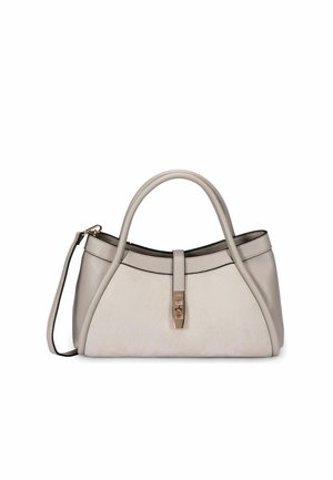 Bolso de cuero beige con asas redondeadas, un cierre frontal y una correa de hombro desmontable sobre fondo blanco.
