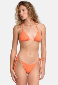 Conjunto de bikini naranja que incluye un top triangular texturizado con tirantes finos y una parte inferior de corte bajo con lazos a los lados.