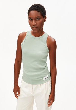 Débardeur côtelé vert clair avec un col rond. Caractérisé par une coupe ajustée et une petite étiquette logo en bas à droite. Tissu lisse et extensible.