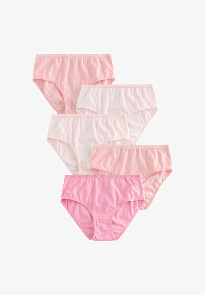 Cinq paires de sous-vêtements féminins dans des tons rose doux et crème clair, disposées en motif superposé sur un fond blanc.