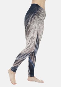 Leggings mit einem Design, das Vogel-Federn ähnelt, in Grautönen, Blau und Schwarz. Aus dehnbarem Stoff mit glatter Textur gefertigt.