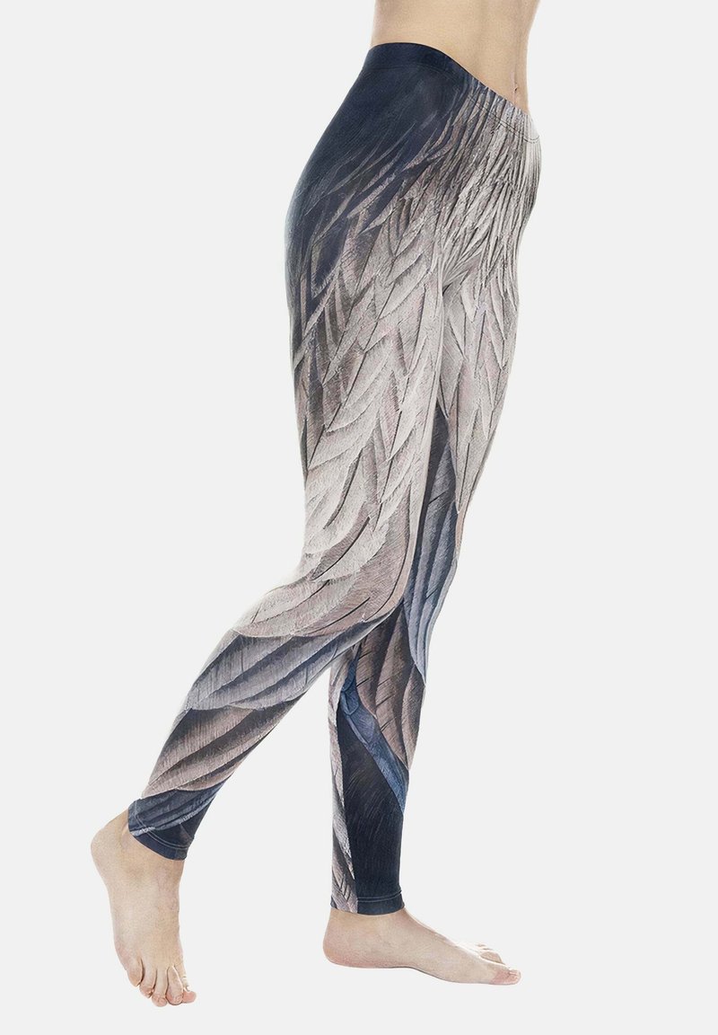 Leggings mit einem Design, das Vogel-Federn ähnelt, in Grautönen, Blau und Schwarz. Aus dehnbarem Stoff mit glatter Textur gefertigt.