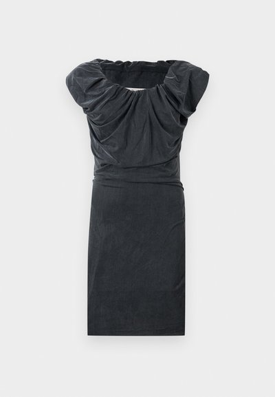 Vestido cinza escuro com mangas curtas bufantes e decote franzido, apresentando uma parte superior ajustada e saia reta. Feito de tecido texturizado.