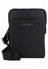 Fekete szövött nejlon táska elülső cipzáras zsebbel, állítható pánttal és dombornyomott "BOGNER" logóval. Kompakt, téglalap alakú, texturált felülettel.