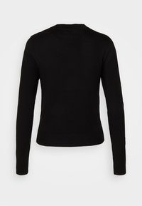 Maglione nero con maniche lunghe, scollatura rotonda e polsini e orlo a costine. Presenta una texture liscia e una silhouette aderente.