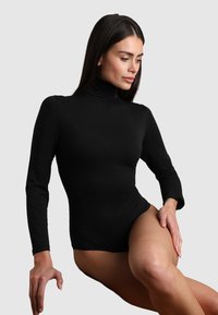 Body nero a maniche lunghe con colletto alto, realizzato in un tessuto morbido, design aderente e dettagli di cucitura minimali ai bordi.