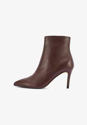 Burgundowe skórzane botki za kostkę ze spiczastym noskiem i cienkim obcasem typu stiletto, charakteryzujące się gładką teksturą i bezszwowym wzornictwem cholewki.