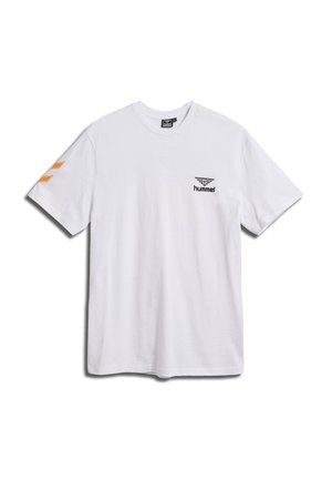 Hvid kortærmet t-shirt med sort "hummel" logo på brystet og to orange vinkler på venstre ærme.