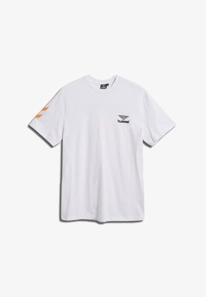 Hvid kortærmet t-shirt med sort "hummel" logo på brystet og to orange vinkler på venstre ærme.