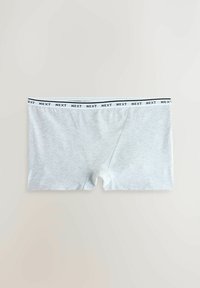Boxer briefs pour hommes gris clair avec une ceinture blanche affichant le logo noir "NEXT" répété sur un fond uni.