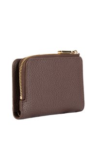 Portafoglio in pelle marrone con texture, con zip dorata, design pieghevole, isolato su sfondo bianco.