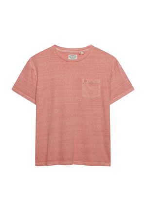 Maglietta a maniche corte color corallo sbiadito, con scollo tondo, una piccola tasca sul petto e una texture sottile.