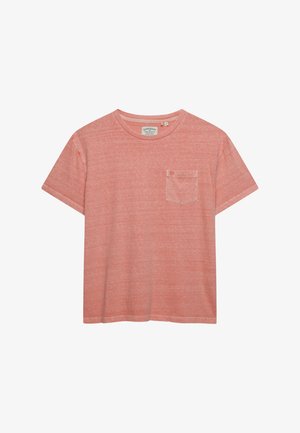 Maglietta a maniche corte color corallo sbiadito, con scollo tondo, una piccola tasca sul petto e una texture sottile.