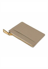 Portefeuille en cuir beige avec une surface texturée, un compartiment zippé et des emplacements pour cartes. Avec un accent de fermeture éclair doré.