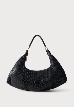 Bolso de hombro de piel negra con textura, forma curva, asa corta, herrajes dorados y cierre decorativo en la parte delantera.