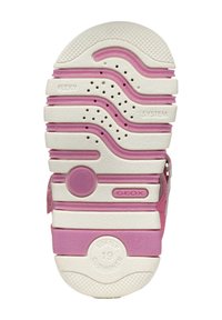 Sole di sneaker rosa e bianca con un design ondulato, fori di ventilazione e gomma testurizzata per una migliore aderenza. "GEOX" e "SOFTLY CUSHIONED" in rilievo.
