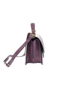 Borsa in pelle viola con una forma strutturata, con vista laterale e dettagli in hardware dorato. Include una tracolla rimovibile e una fodera nera a contrasto.