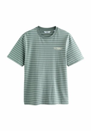 T-shirt a maniche corte a righe verdi realizzato in morbido cotone. Presenta un collo rotondo e un piccolo logo nella zona sinistra del petto.