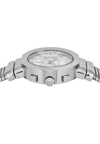 Reloj de acero inoxidable plateado con una carátula redonda, subesferas de cronógrafo y pulsera texturizada con pulsadores y corona para ajustes.