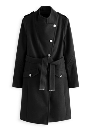 Long manteau noir avec fermeture asymétrique à boutons, taille ceinturée, poches à rabat avec boutons et surpiqûres décoratives sur les manches.