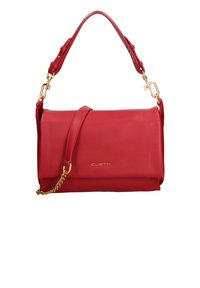 Sac à main en cuir rouge au design structuré, doté d'un détail en chaîne dorée, d'une bandoulière amovible et d'un accent de logo doré.