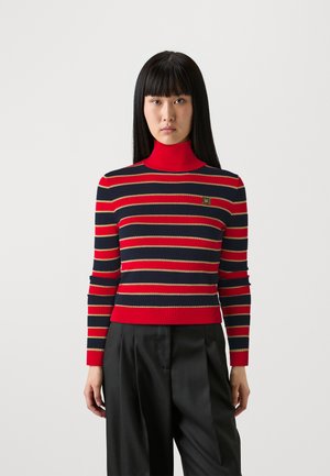 Maglione a collo alto con righe rosse e blu, texture lavorata a maglia, colletto e orlo a costine, con un piccolo logo ricamato sul petto.