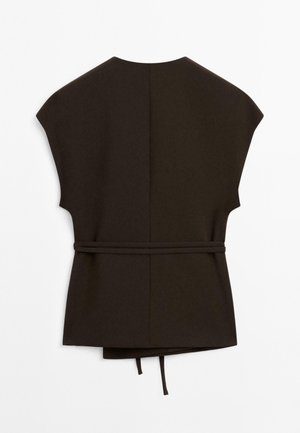 Haut enveloppant marron avec un décolleté en V, des manches courtes et une ceinture à nouer à la taille, fabriqué à partir d'un tissu doux et texturé.
