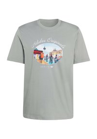 Ljust grå bomullströja med korta ärmar, med en färgglad grafik av Berlins landmärken och texten "Adidas Originals".