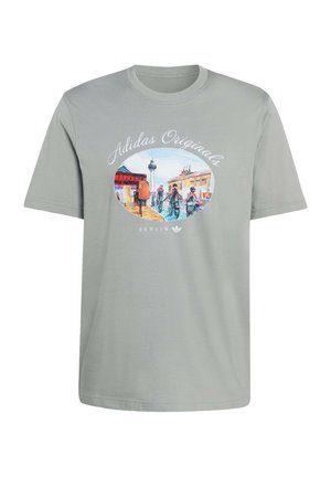 Jasnoszary bawełniany t-shirt z krótkim rękawem, ozdobiony kolorową grafiką z zabytkami Berlina oraz napisem "Adidas Originals".