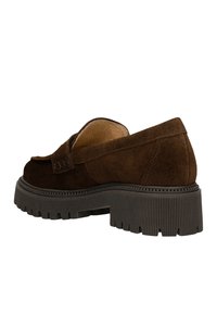 Scarpe slip-on in suede marrone con suola in gomma nera spessa e testurizzata e sottili dettagli di cucitura sulla tomaia.