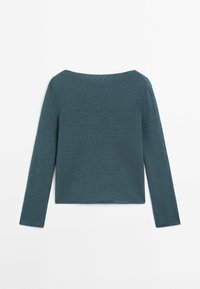 Pull à manches longues teal avec une texture côtelée, un col rond et un ourlet droit. Détails de couture le long des épaules et des poignets.