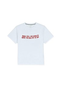 Camiseta blanca de manga corta con texto rojo que dice "CUANDO MUERA, TE VENGARÉ DEL INFIERNO" en una fuente goteante.