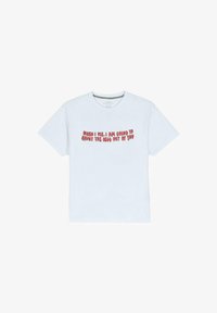 Camiseta blanca de manga corta con texto rojo que dice "CUANDO MUERA, TE VENGARÉ DEL INFIERNO" en una fuente goteante.