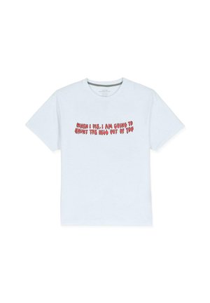 Camiseta blanca de manga corta con texto rojo que dice "CUANDO MUERA, TE VENGARÉ DEL INFIERNO" en una fuente goteante.