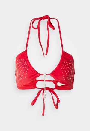 Rotes Bikinioberteil mit dreieckigen Cups, verziert mit Strassakzenten und einem mittigen metallischen Detail. Am Hals und Rücken zum Verstellen gebunden.