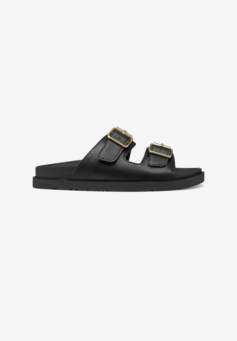 Sandales à glissière en cuir noir avec deux brides réglables à boucle dorée, semelle plate en caoutchouc et design à bout ouvert. Texture lisse, style minimaliste.