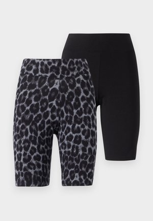 Divu šortu komplekts: viens melns, otrs ar pelēku un melnu leoparda rakstu. Abiem ir gluda tekstūra un elastīga jostasvieta.