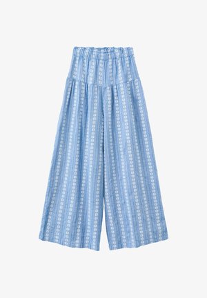 Pantalon large bleu clair avec des rayures florales blanches verticales et une taille élastique.