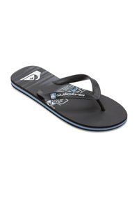 Mustat varvastossut, joissa on tekstiurotettu pohja, kapeat mustat hihnat ja Quiksilver-logo valkoisilla ja sinisillä yksityiskohdilla sivussa.