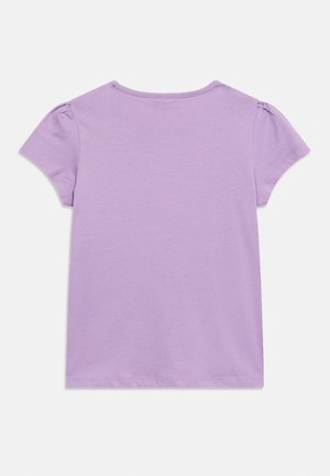 Jednostavna lavanda kratkih rukava s blagim naborima na rukavima, položena ravno, prikazujući stražnju stranu.