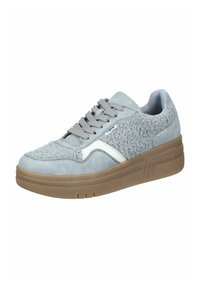 Sneaker grise avec une tige texturée, comprenant des sections en tissu lisse et duveteux, des accents blancs et une épaisse semelle en caoutchouc.