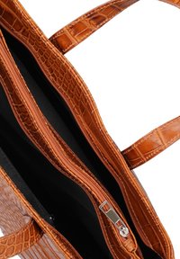Borsa a tote in pelle marrone con motivo coccodrillo, dotata di due manici e interno nero, con due compartimenti con zip e hardware in argento.