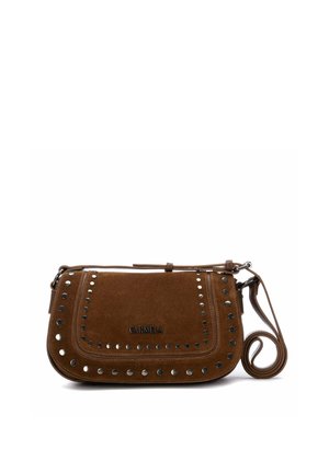 Bolso cruzado de ante marrón con tachuelas de metal que delinean la solapa delantera y correa ajustable para el hombro con herrajes en tono plateado.