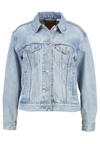 Světle modrá džínová bunda s dlouhými rukávy, klasickým límcem, předními kapsami a stříbrnými kovovými detaily. Má lehce vybledlou strukturu.