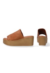 Tan leren wedge sandalen met een brede voorkantstrap en een gestructureerde lichtbruine platformzool. Verhoogd ontwerp voor extra hoogte en comfort.