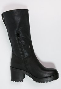 Zwarte kniehoge laars met een gestructureerde leren afwerking, een blokhak, een ritssluiting aan de zijkant en een rubberen zool met een profiel.