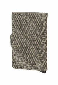Portafoglio grigio con motivo esagonale realizzato in pelle. Presenta una superficie testurizzata, bordi cuciti e un design verticale compatto.