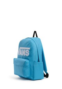 Zaino azzurro chiaro con una tasca frontale e un logo bianco ben visibile. Presenta spallacci imbottiti e un tessuto liscio e resistente.