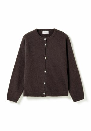 Cárdigan de lana marrón oscuro con mangas largas, escote redondo y seis botones blancos en la parte delantera, colocado sobre un fondo blanco.