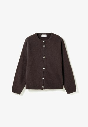 Tumepruun villane kardigan pikkade varrukatega, ümar kaelus ja kuus valget nööpi eest, asetatud lamedalt valgele taustale.